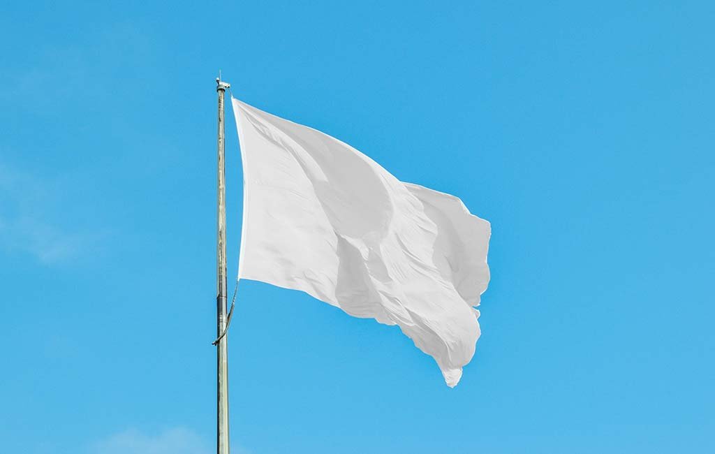 Белый флаг на зеленом фоне. Флагшток Виндер Парус мокап. Белые флаги. Флажок белый. Флагшток Mockup.